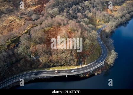 Luftaufnahme von Loch Lomond, die die Straße A82 im Herbst zeigt Stockfoto