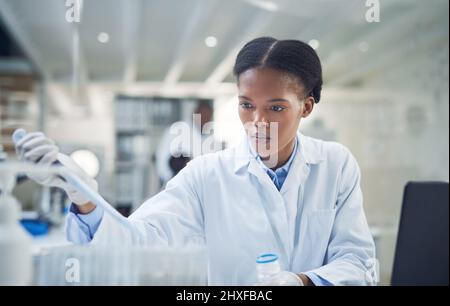 Vorbereitung einiger Proben für einen neuen Versuch. Aufnahme eines jungen Wissenschaftlers, der in einem Labor arbeitet. Stockfoto