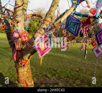 Wunschbaum mit bunten Angeboten auf Clifton Down in Bristol, Großbritannien Stockfoto