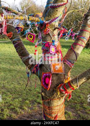 Wunschbaum mit bunten Angeboten auf Clifton Down in Bristol, Großbritannien Stockfoto