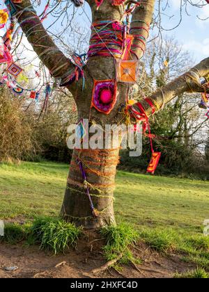 Wunschbaum mit bunten Angeboten auf Clifton Down in Bristol, Großbritannien Stockfoto