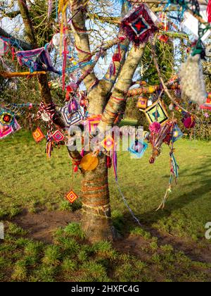 Wunschbaum mit bunten Angeboten auf Clifton Down in Bristol, Großbritannien Stockfoto