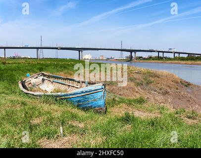 Verderbtes Boot auf Pille-Sümpfen unterhalb der Avonmouth-Brücke über den Fluss Avon in Somerset UK Stockfoto