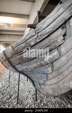 Die Überreste von fünf original Wikingerschiffen, die 1070 versenkt und 1962 ausgegraben wurden, bilden die Hauptattraktion im National Viking Ship Museum. Stockfoto