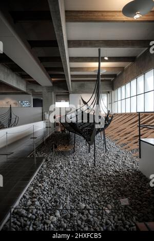 Die Überreste von fünf original Wikingerschiffen, die 1070 versenkt und 1962 ausgegraben wurden, bilden die Hauptattraktion im National Viking Ship Museum. Stockfoto