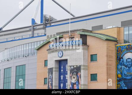 London, Großbritannien. 11. März 2022. Eine allgemeine Ansicht des Stadions Stamford Bridge, dem Heimstadion des Chelsea Football Club. Dem berühmten Fußballverein wurden Beschränkungen auferlegt, einschließlich des Verkaufs von Eintrittskarten und Waren, da die britische Regierung Sanktionen gegen den Clubbesitzer Roman Abramovich aufgrund seiner engen Verbindungen mit dem russischen Präsidenten Wladimir Putin verhängt hat. Kredit: SOPA Images Limited/Alamy Live Nachrichten Stockfoto