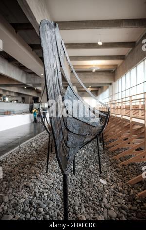 Die Überreste von fünf original Wikingerschiffen, die 1070 versenkt und 1962 ausgegraben wurden, bilden die Hauptattraktion im National Viking Ship Museum. Stockfoto