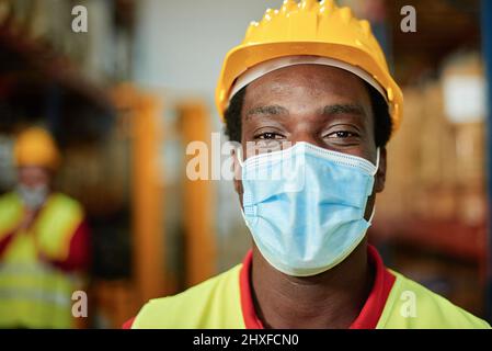 Ältere Frau in Schutzmaske Stockfoto