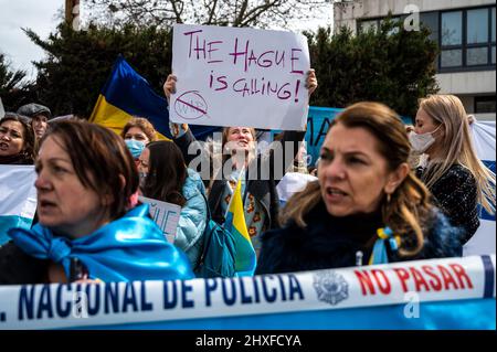 Madrid, Spanien. 12. März 2022. Ukrainer und Russen, die in Madrid leben, werden vor der russischen Botschaft gegen die russische Invasion in der Ukraine protestieren, die das Ende des Krieges fordert. Quelle: Marcos del Mazo/Alamy Live News Stockfoto