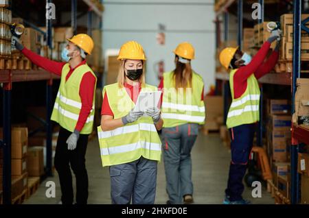 Bauarbeiter, die Selfie im Lager machen Stockfoto