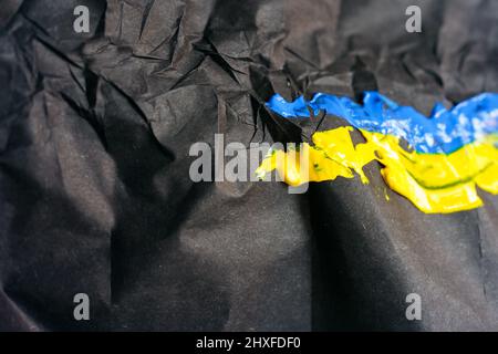 Ukraine Farben auf dem gefalteten schwarzen Papier Stockfoto