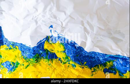 Ukraine Farben auf dem gefalteten schwarzen Papier Stockfoto