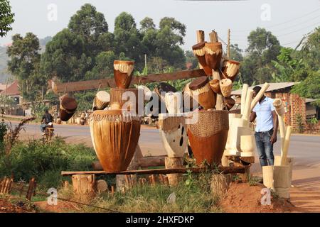 Mpigi. 10. März 2022. Das Foto vom 10. März 2022 zeigt einen Trommelstand im Dorf Mpambire im Bezirk Mpigi, Uganda. Mpambire, ein Dorf im zentralen ugandischen Bezirk Mpigi, ist als Geburtsort der Trommeln im Land bekannt. Das Dorf ist übersät mit provisorischen Werkstätten, in denen die Trommeln aus Baumstämmen und Tierfellen hergestellt werden.ZUM THEMA "Feature: Jahrhundertealte Tradition der Trommelherstellung in Uganda im Kampf gegen die Moderne" Quelle: Zhang Gaiping/Xinhua/Alamy Live News Stockfoto