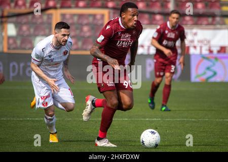 Reggio Calabria, Italien. 12. März 2022. Michael Folorunsho reggina trägt den Ball während Reggina 1914 gegen AC Perugia, Italienisches Fußballspiel der Serie B in Reggio Calabria, Italien, März 12 2022 Quelle: Independent Photo Agency/Alamy Live News Stockfoto