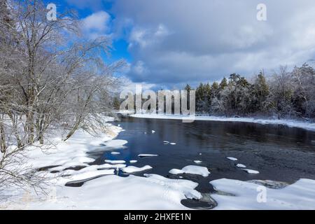 Der Chippewa River an einem schönen Wintertag im Norden von Wisconsin. Stockfoto