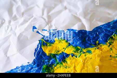 Ukraine Farben auf dem gefalteten schwarzen Papier Stockfoto