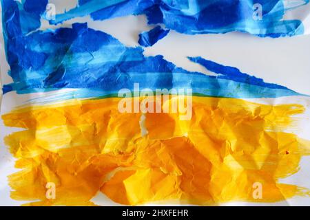 Ukraine Farben auf dem gefalteten schwarzen Papier Stockfoto