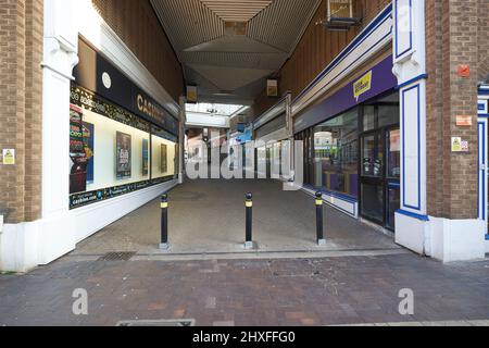 Kleines, verlassenes Einkaufsviertel Stockfoto