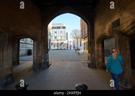 Alter Steinbogen an einer Hauptstraße in Lincoln, Großbritannien Stockfoto