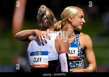 Sydney, Australien. 12. März 2022. Ella Connolly umarmt Liz Clay, nachdem sie am 2022 12. März 2022 im Rahmen des Chemikers Warehouse Sydney Track Classic im Sydney Olympic Park Athletics Center in Sydney, Australien, die Frauen 100m gewonnen hatte. Kredit: Izhar Ahmed Khan/Alamy Live Nachrichten/Alamy Live Nachrichten Stockfoto