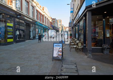 Cafe-Bar und Hauptstraße in Lincoln, Großbritannien Stockfoto