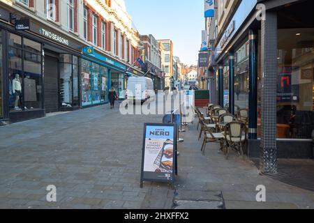 Cafe-Bar und Hauptstraße in Lincoln, Großbritannien Stockfoto