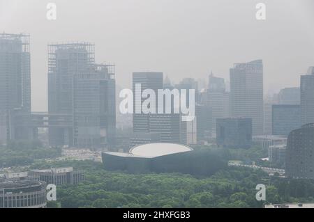 Das orientalische Kunstzentrum und verschiedene moderne Gebäude in shanghai china an einem Tag der starken Umweltverschmutzung. Stockfoto