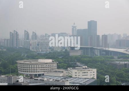 Verschiedene moderne Gebäude im Lujiazui-Gebiet von pudong in der Stadt shanghai china unter einem stark verschmutzten Himmel. Stockfoto