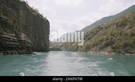 Atemberaubende Aussicht auf einen türkisfarbenen Fluss zwischen grünen Bergen. Aktion. Konzept des Reisens und Abenteuers, erkunden wilden breiten Fluss in einem Stockfoto