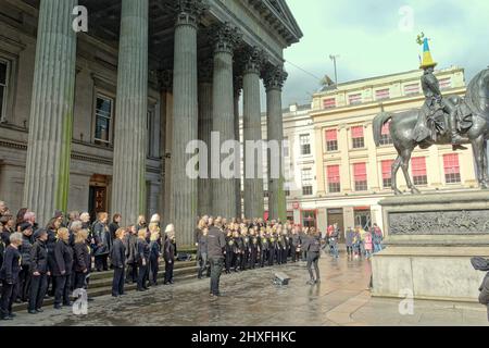 Glasgow, Schottland, Großbritannien 12.. März 2022. Rockchor, Rockchoir.com am kegelförmigen Kopf Mann sah königlichen Austausch Platz behandelt, um choired Versionen von Rock-Songs, die in Hilfe von Comic-Relief, während die neu gekrönte ukraine Kopf Herzog sah auf.. Credit Gerard Ferry/Alamy Live News Stockfoto