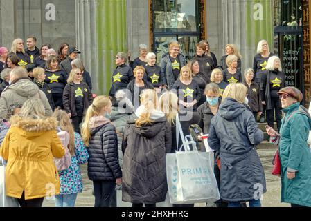 Glasgow, Schottland, Großbritannien 12.. März 2022. Rockchor, Rockchoir.com am kegelförmigen Kopf Mann sah königlichen Austausch Platz behandelt, um choired Versionen von Rock-Songs, die in Hilfe von Comic-Relief, während die neu gekrönte ukraine Kopf Herzog sah auf.. Credit Gerard Ferry/Alamy Live News Stockfoto