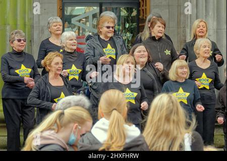 Glasgow, Schottland, Großbritannien 12.. März 2022. Rockchor, Rockchoir.com am kegelförmigen Kopf Mann sah königlichen Austausch Platz behandelt, um choired Versionen von Rock-Songs, die in Hilfe von Comic-Relief, während die neu gekrönte ukraine Kopf Herzog sah auf.. Credit Gerard Ferry/Alamy Live News Stockfoto