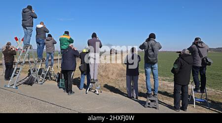 Blankenburg, Deutschland. 12. März 2022. So genannte 'Bahnspotter' stehen auf der Strecke und fotografieren die 'Bergkönigin 95027' auf der Strecke von Halberstadt nach Blankenburg. Heute und morgen führt die Rübelandbahn auf einem der schönsten und sehenswertesten steilen Wege durch den Harz. Mit diesem neuen Angebot setzt die Arbeitsgruppe Rübelandbahn große historische Traditionen fort und wird künftig die Bahnstädte Halberstadt und Blankenburg mit einem Zubringerdampfzug verbinden. Quelle: Peter Gercke/dpa-Zentralbild/dpa/Alamy Live News Stockfoto