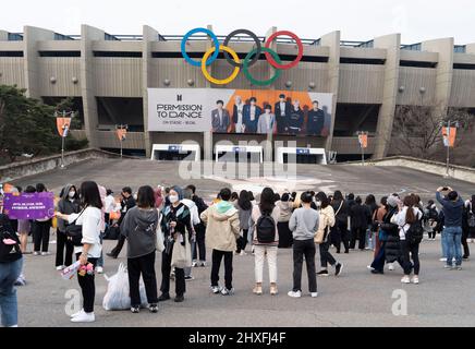 Seoul, Südkorea. 12. März 2022. Fans der südkoreanischen K-Pop-Band BTS kommen am 12. März 2022 zum Konzert „BTS Permission to Dance on Stage-Seoul“ im Seoul Olympic Stadium in Seoul, Südkorea. (Foto von Lee Young-ho/Sipa USA) Quelle: SIPA USA/Alamy Live News Stockfoto