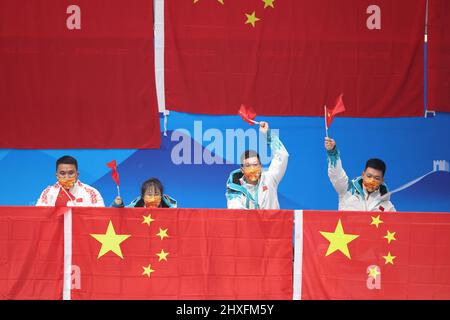 Peking, China. 12. März 2022. Mitglieder des chinesischen Rollstuhlcurlingteams Wang Haitao, Yan Zhuo, Chen Jianxin und Zhang Mingliang (L bis R) Jubeln Sie Chinas para-Eishockey-Team während des para-Eishockey-Bronzemedaillenspiels zwischen China und Südkorea der Paralympischen Winterspiele 2022 in Peking im Nationalen Hallenstadion in Peking, der Hauptstadt Chinas, am 12. März 2022 an. Quelle: Hu Xingyu/Xinhua/Alamy Live News Stockfoto