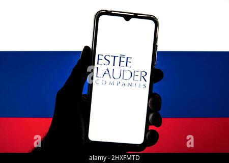 Auf dieser Fototafel ist das Logo der Estée Lauder Companies zu sehen, das auf einem Smartphone mit einer russischen Flagge im Hintergrund zu sehen ist. (Foto von Thiago Prudencio / SOPA Images/Sipa USA) Stockfoto