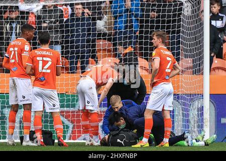 Blackpool, Großbritannien. 12. März 2022. Daniel Grimshaw #32 von Blackpool wird am 3/12/2022 in Blackpool, Großbritannien, behandelt. (Foto von Mark Cosgrove/News Images/Sipa USA) Quelle: SIPA USA/Alamy Live News Stockfoto