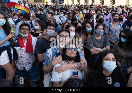 Santiago, Metropolitana, Chile. 11. März 2022. Anhänger von Gabriel Boric hören sich seine Rede als neuer Präsident Chiles in Santiago an. (Bild: © Matias Basualdo/ZUMA Press Wire) Stockfoto