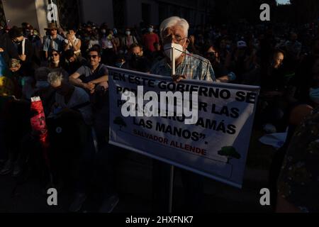 Santiago, Metropolitana, Chile. 11. März 2022. Unterstützer von Gabriel Boric hört sich seine Rede als neuer Präsident Chiles in Santiago an. (Bild: © Matias Basualdo/ZUMA Press Wire) Stockfoto