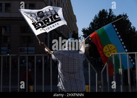 Santiago, Metropolitana, Chile. 11. März 2022. Ein Unterstützer von Chiles neuem Präsidenten, Gabriel Boric, erwartet seine Ankunft im La Moneda Palast in Santiago, Chile. (Bild: © Matias Basualdo/ZUMA Press Wire) Stockfoto