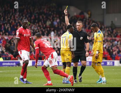 Schiedsrichter Thomas Bramall zeigt Andy Yiadom von Reading während des Sky Bet Championship-Spiels im City Ground, Nottingham, eine gelbe Karte. Bilddatum: Samstag, 12. März 2022. Stockfoto