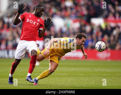 Keinan Davis (links) von Nottingham Forest und Danny Drinkwater von Reading kämpfen während des Sky Bet Championship-Spiels im City Ground, Nottingham, um den Ball. Bilddatum: Samstag, 12. März 2022. Stockfoto