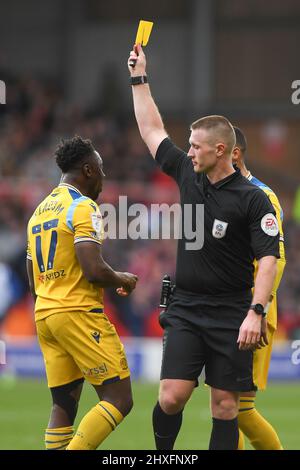 NOTTINGHAM, GROSSBRITANNIEN. MÄR 12. Schiedsrichter, Thomas Bramall zeigt Andy Yiadom von Reading während des Sky Bet Championship-Spiels zwischen Nottingham Forest und Reading am City Ground, Nottingham, am Samstag, dem 12.. März 2022, eine gelbe Karte für unsportliches Verhalten. (Kredit: Jon Hobley | MI News) Kredit: MI Nachrichten & Sport /Alamy Live News Stockfoto