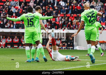 12. März 2022, Baden-Württemberg, Freiburg im Breisgau: Fußball: Bundesliga, SC Freiburg - VfL Wolfsburg, Matchday 26, Europa-Park Stadion: Wolfskis Jerome Roussillon (l) zeigt Gesten, während Freiburgs Lucas Höler (m) am Boden liegt und der Wolfsker John Anthony Brooks mittrabiert Foto: Philipp von Ditfurth/dpa - WICHTIGER HINWEIS: Gemäß den Anforderungen der DFL Deutsche Fußball Liga und des DFB Deutscher Fußball-Bund ist es untersagt, im Stadion und/oder des Spiels aufgenommene Fotos in Form von Sequenzbildern und/oder videoähnlichen Fotoserien zu verwenden oder zu verwenden. Stockfoto