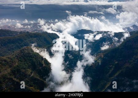 Blick in das Tal der Nonnen in Madeira, Portugal. Berge mit dramatischen Wolken. Stockfoto