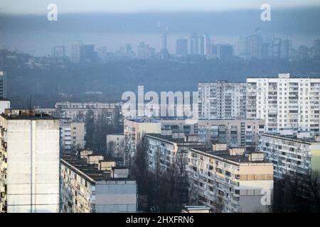 KIEW, UKRAINE - 12. MÄRZ 2022 - am Morgen werden die Wohntürme und das Mutterland-Denkmal in Kiew, der Hauptstadt der Ukraine, abgebildet. Stockfoto