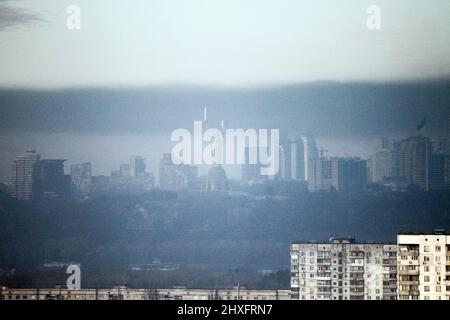 KIEW, UKRAINE - 12. MÄRZ 2022 - am Morgen werden die Wohntürme und das Mutterland-Denkmal in Kiew, der Hauptstadt der Ukraine, abgebildet. Stockfoto