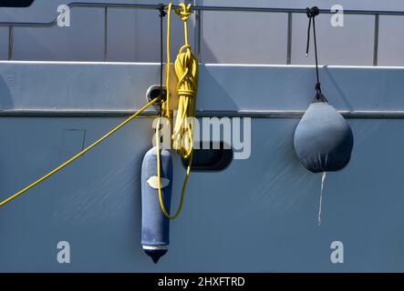 Griechisches Segelboot Steuerbord mit schweren Ballon Kotflügel und Seile. Stockfoto