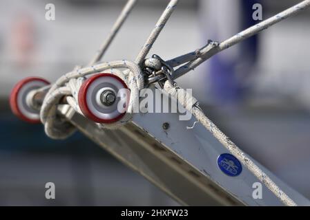 Segelboot-Boarding-Leiter mit Rädern und Seilen. Stockfoto