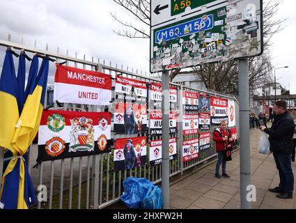 Manchester, England, 12.. März 2022. Vor dem Premier League-Spiel in Old Trafford, Manchester, steht ein Fan von Manchester United vor Transparenten. Bildnachweis sollte lauten: Darren Staples / Sportimage Credit: Sportimage/Alamy Live News Stockfoto